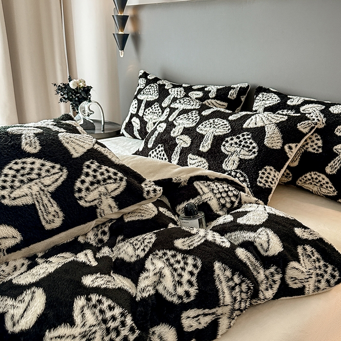 91家纺网 家纺一手货源 找家纺 七七家纺 2025新款牛奶绒微米绒毛绒保暖四件套-墨画系列 蘑菇幻梦