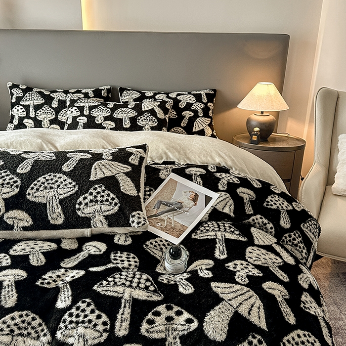 91家纺网 家纺一手货源 找家纺 七七家纺 2025新款牛奶绒微米绒毛绒保暖四件套-墨画系列 蘑菇幻梦