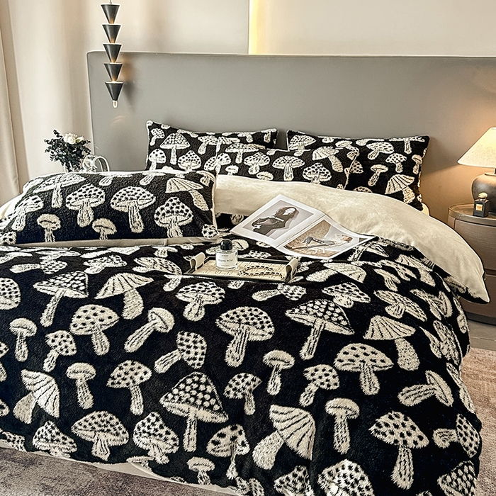 91家纺网 家纺一手货源 找家纺 七七家纺 2025新款牛奶绒微米绒毛绒保暖四件套-墨画系列 蘑菇幻梦