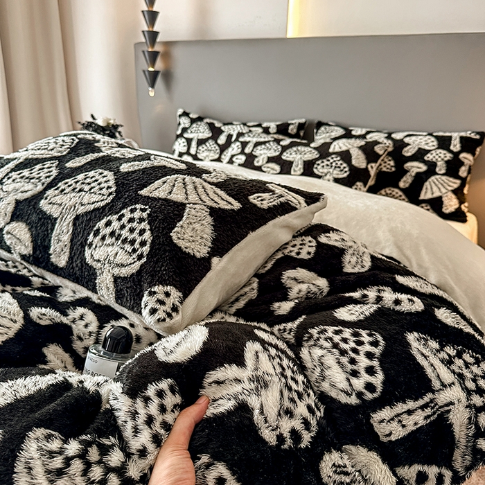 91家纺网 家纺一手货源 找家纺 七七家纺 2025新款牛奶绒微米绒毛绒保暖四件套-墨画系列 蘑菇幻梦