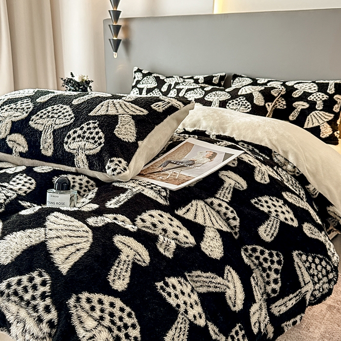 91家纺网 家纺一手货源 找家纺 七七家纺 2025新款牛奶绒微米绒毛绒保暖四件套-墨画系列 蘑菇幻梦