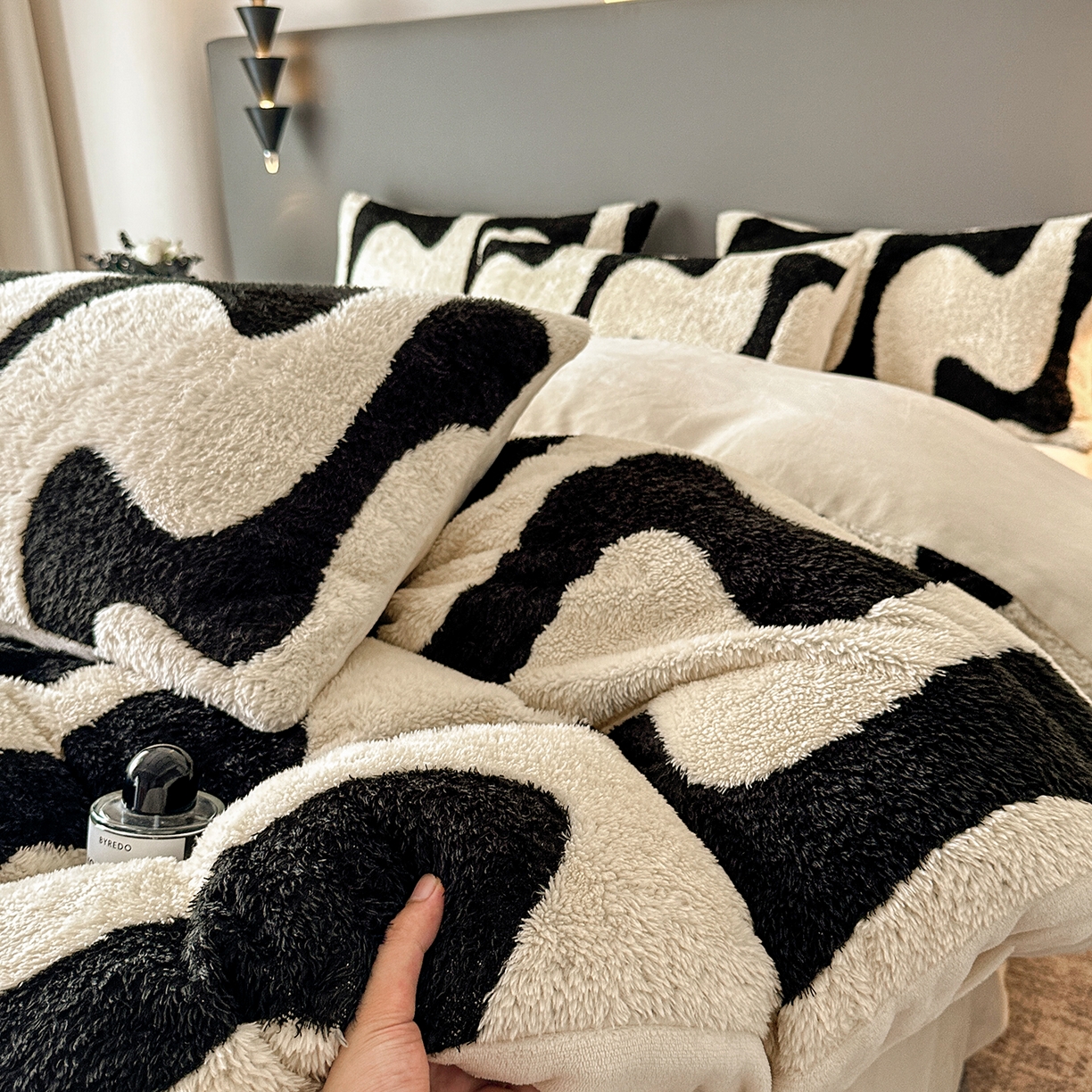 91家纺网 家纺一手货源 找家纺 七七家纺 2025新款牛奶绒微米绒毛绒保暖四件套-墨画系列 墨韵涟漪