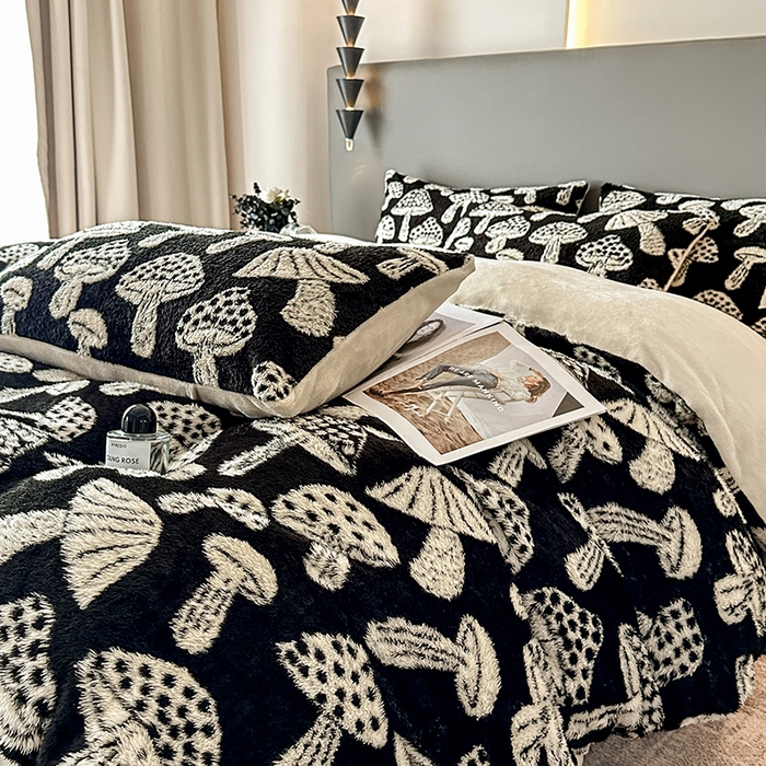 91家纺网 家纺一手货源 找家纺 七七家纺 2025新款牛奶绒微米绒毛绒保暖四件套-墨画系列 蘑菇幻梦