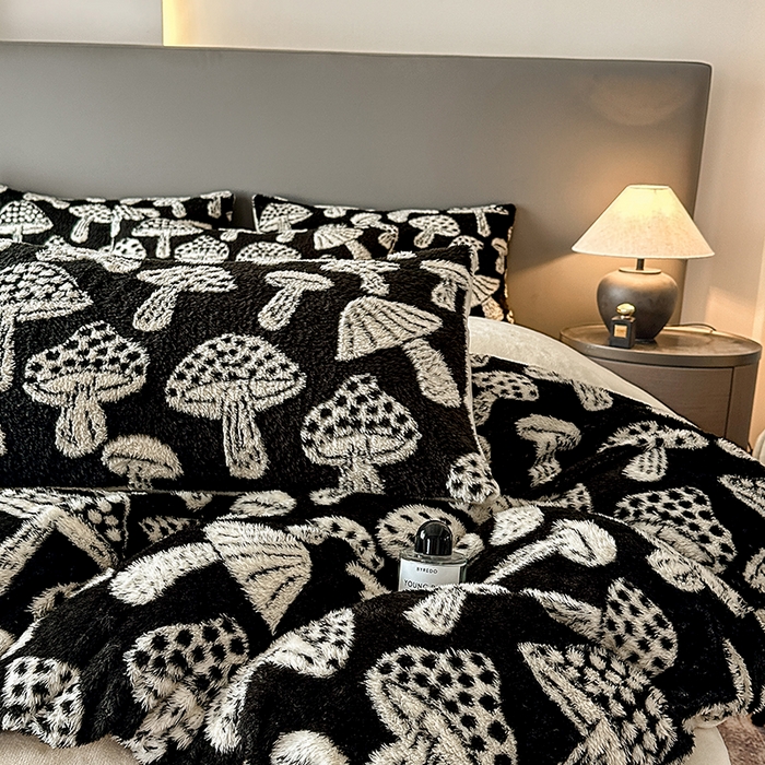 91家纺网 家纺一手货源 找家纺 七七家纺 2025新款牛奶绒微米绒毛绒保暖四件套-墨画系列 蘑菇幻梦