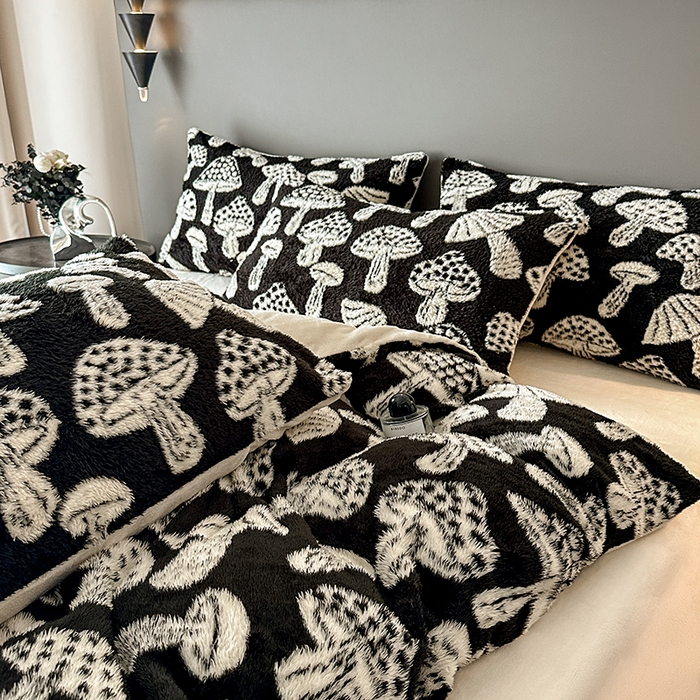 91家纺网 家纺一手货源 找家纺 七七家纺 2025新款牛奶绒微米绒毛绒保暖四件套-墨画系列 蘑菇幻梦