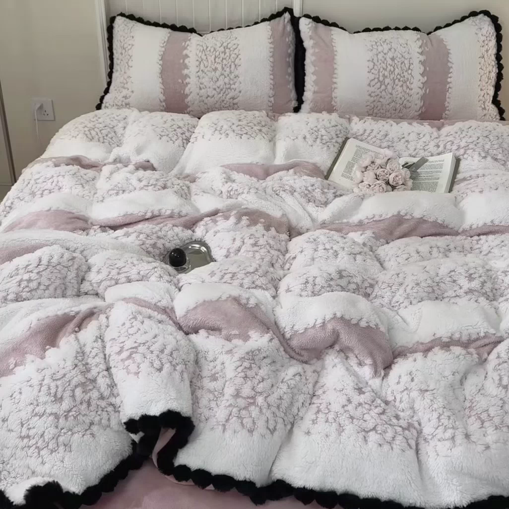 91家纺网 家纺一手货源 找家纺 潮邦创意家居 2025新款冬季阳离子提花云纹绒工艺四件套-绒眠小筑系列 绒眠小筑-清新粉