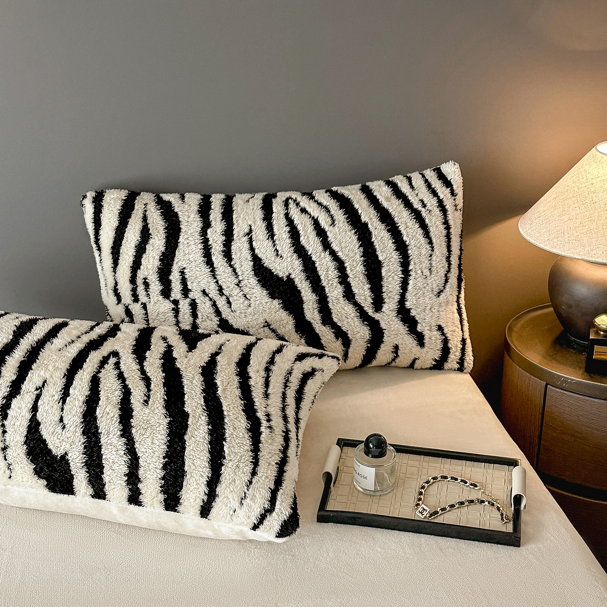 91家纺网 家纺一手货源 找家纺 七七家纺 2025新款牛奶绒微米绒毛绒保暖四件套-墨画系列 墨影斑马