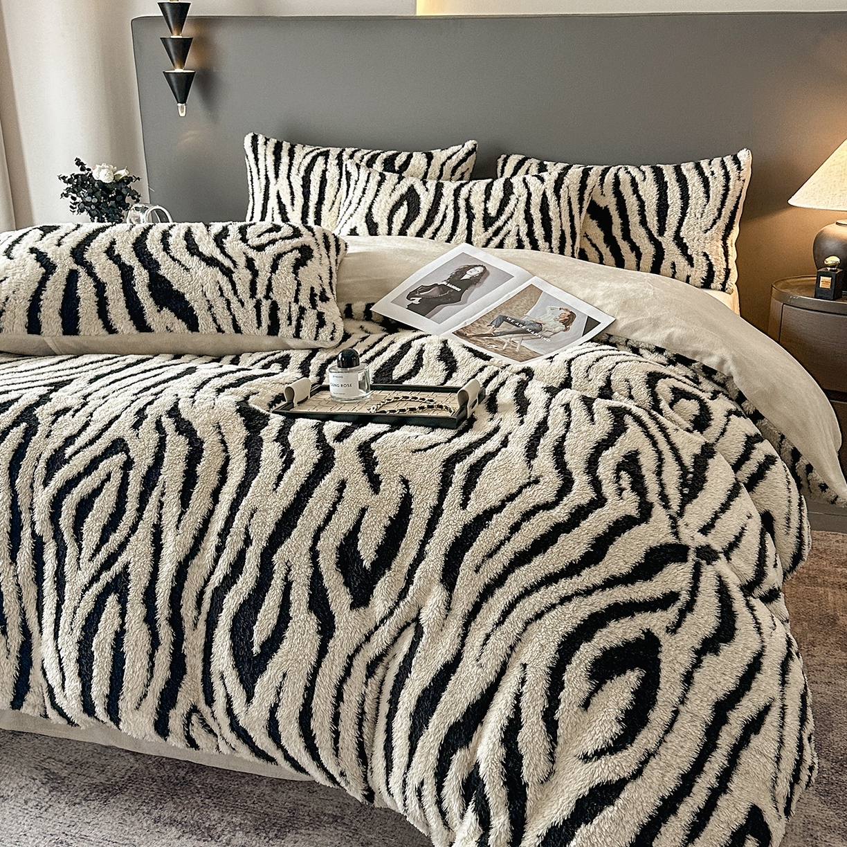 91家纺网 家纺一手货源 找家纺 七七家纺 2025新款牛奶绒微米绒毛绒保暖四件套-墨画系列 墨影斑马