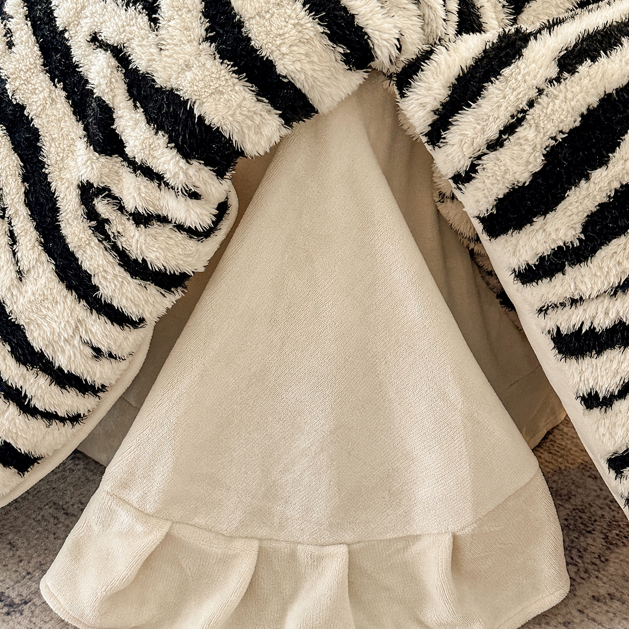 91家纺网 家纺一手货源 找家纺 七七家纺 2025新款牛奶绒微米绒毛绒保暖四件套-墨画系列 墨影斑马