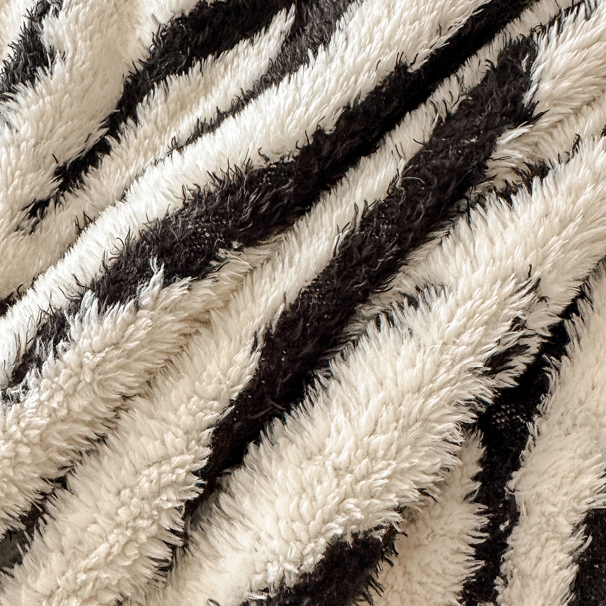 91家纺网 家纺一手货源 找家纺 七七家纺 2025新款牛奶绒微米绒毛绒保暖四件套-墨画系列 墨影斑马