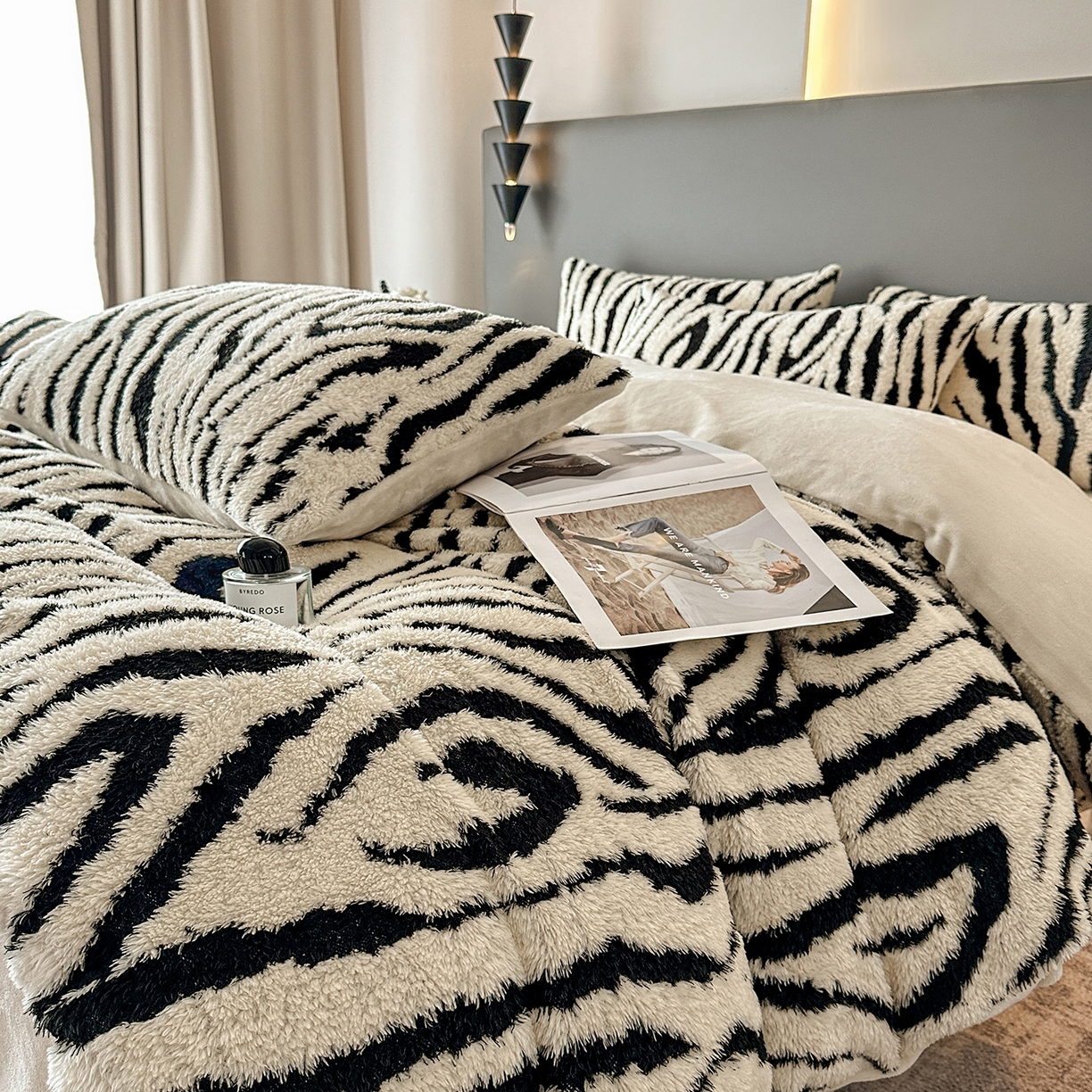 91家纺网 家纺一手货源 找家纺 七七家纺 2025新款牛奶绒微米绒毛绒保暖四件套-墨画系列 墨影斑马