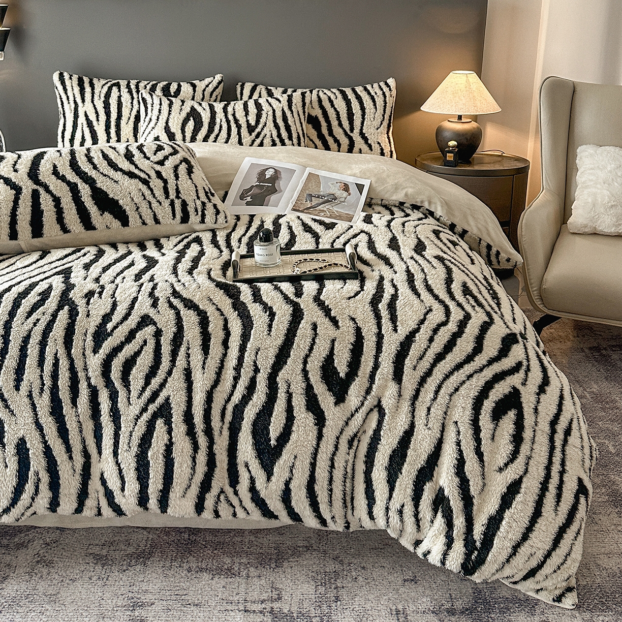 91家纺网 家纺一手货源 找家纺 七七家纺 2025新款牛奶绒微米绒毛绒保暖四件套-墨画系列 墨影斑马