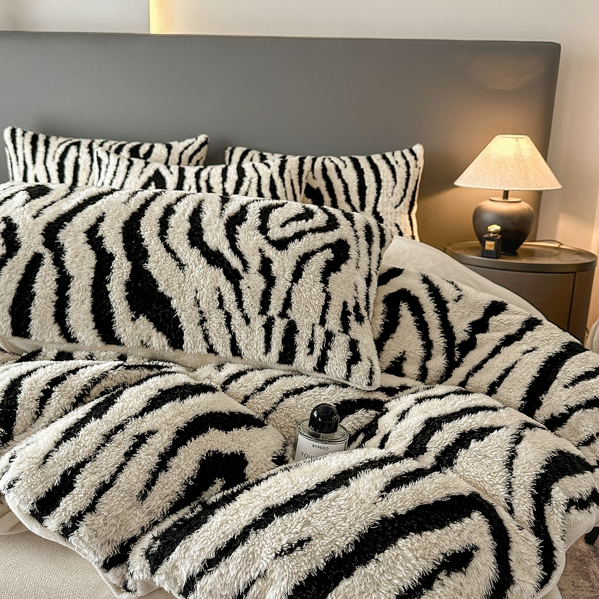 91家纺网 家纺一手货源 找家纺 七七家纺 2025新款牛奶绒微米绒毛绒保暖四件套-墨画系列 墨影斑马