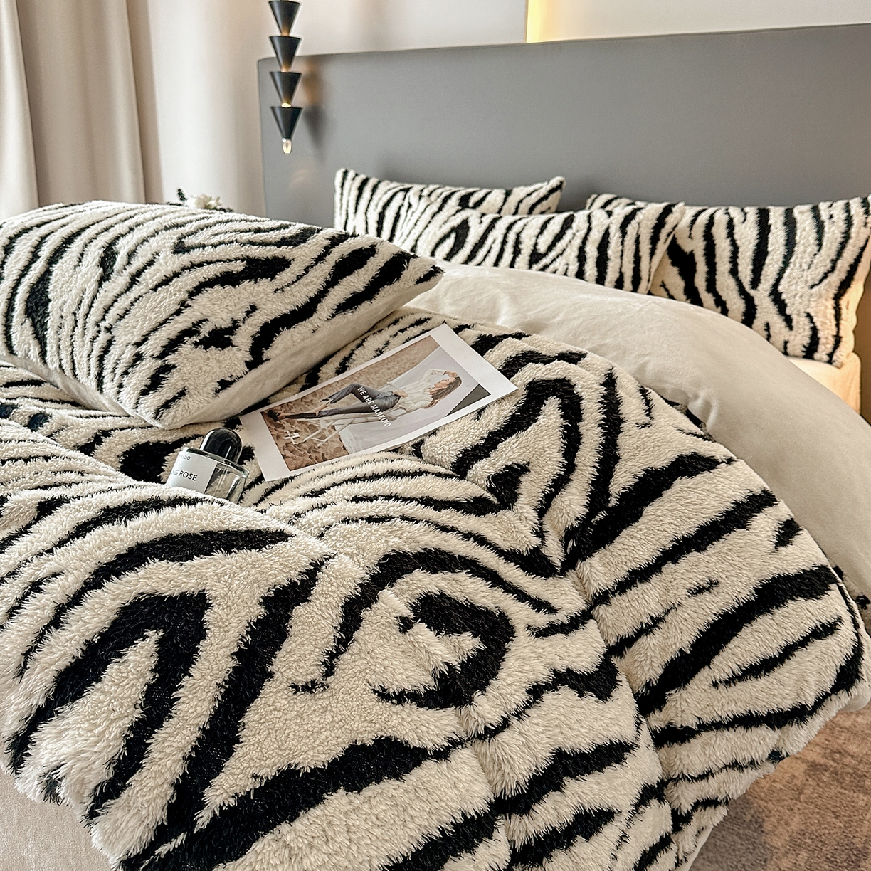 91家纺网 家纺一手货源 找家纺 七七家纺 2025新款牛奶绒微米绒毛绒保暖四件套-墨画系列 墨影斑马