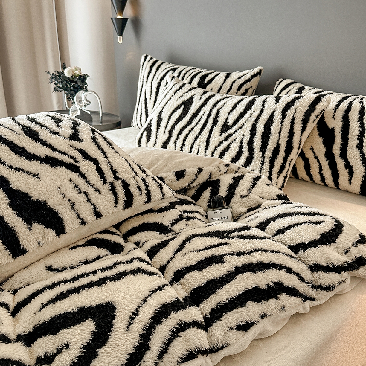 91家纺网 家纺一手货源 找家纺 七七家纺 2025新款牛奶绒微米绒毛绒保暖四件套-墨画系列 墨影斑马