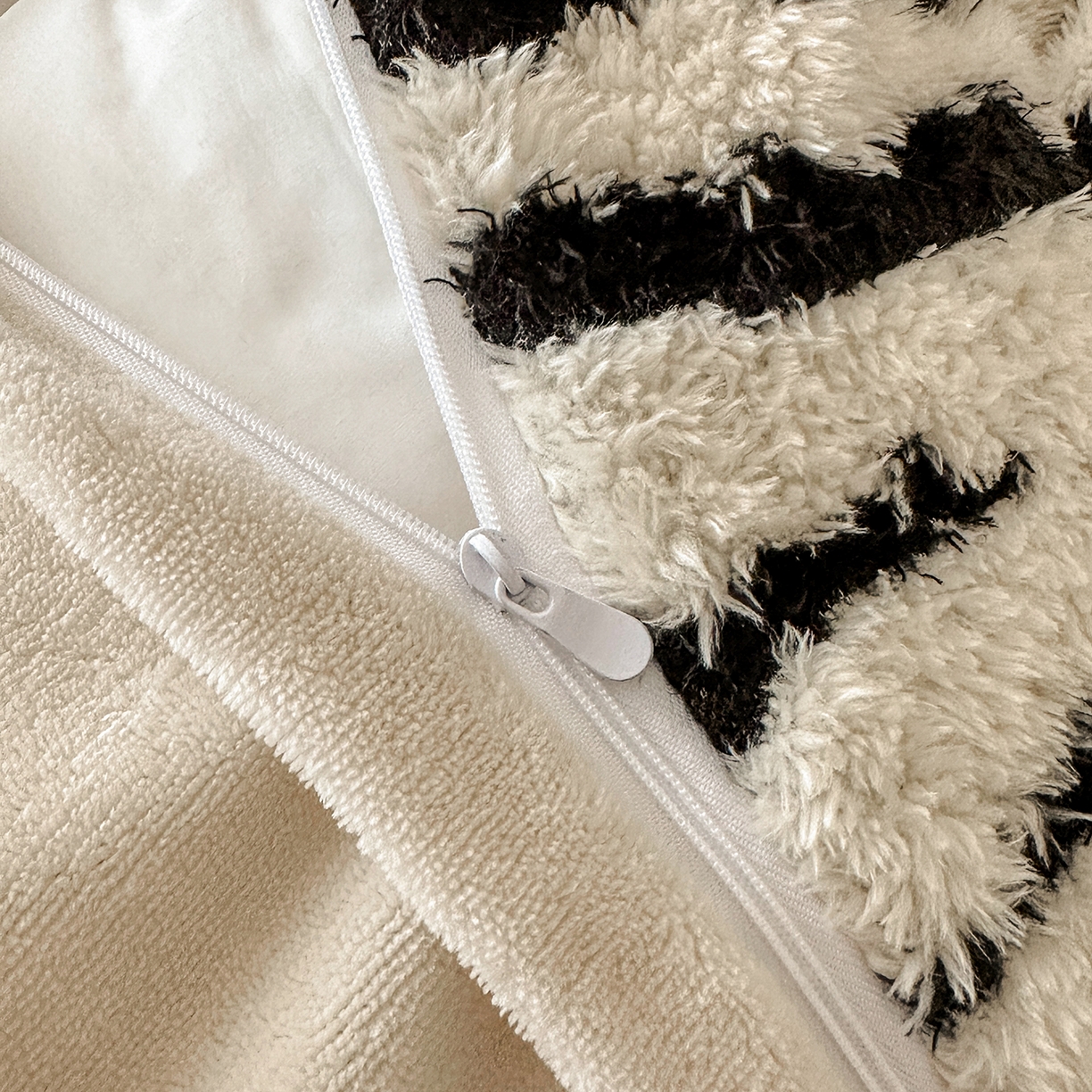 91家纺网 家纺一手货源 找家纺 七七家纺 2025新款牛奶绒微米绒毛绒保暖四件套-墨画系列 墨影斑马