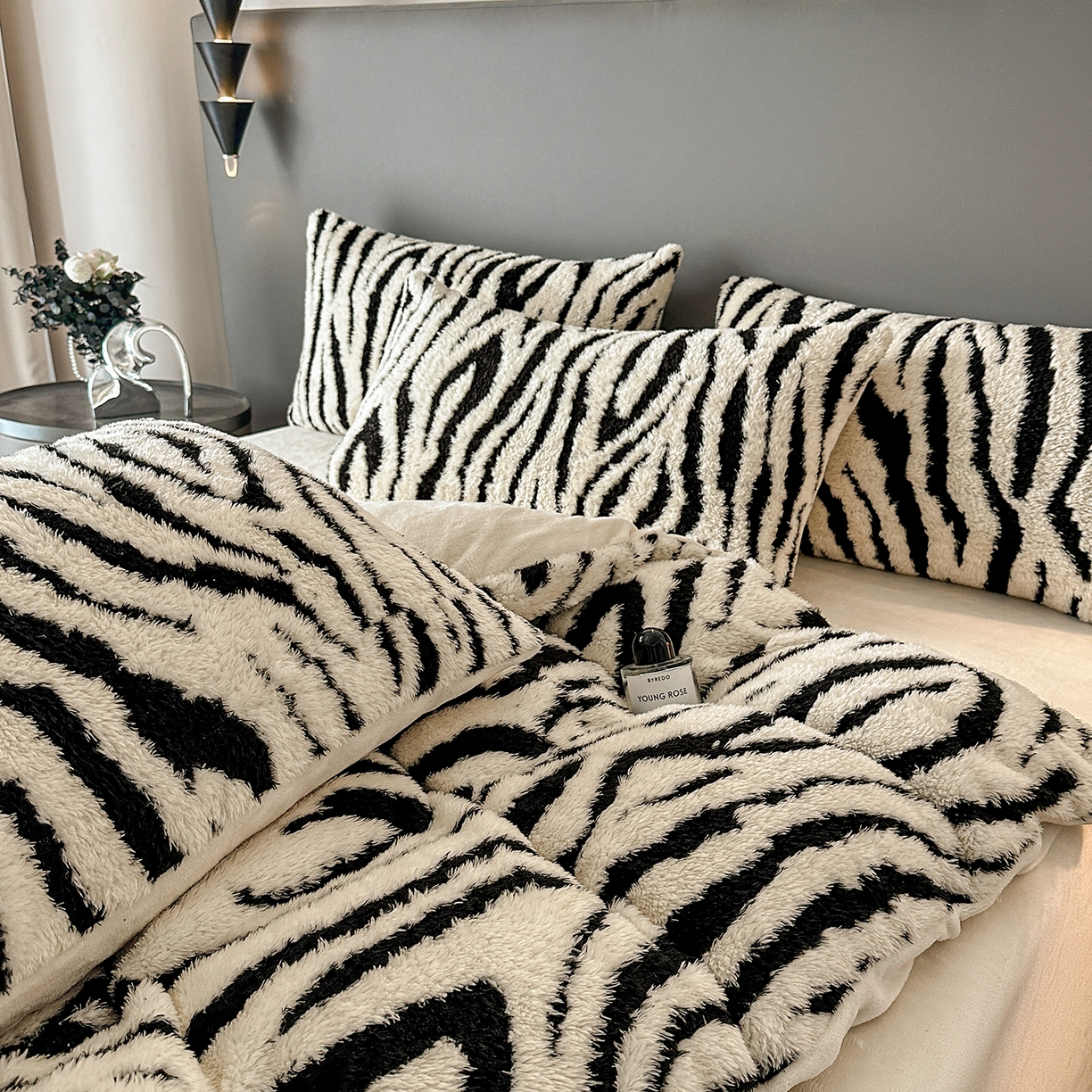 91家纺网 家纺一手货源 找家纺 七七家纺 2025新款牛奶绒微米绒毛绒保暖四件套-墨画系列 墨影斑马