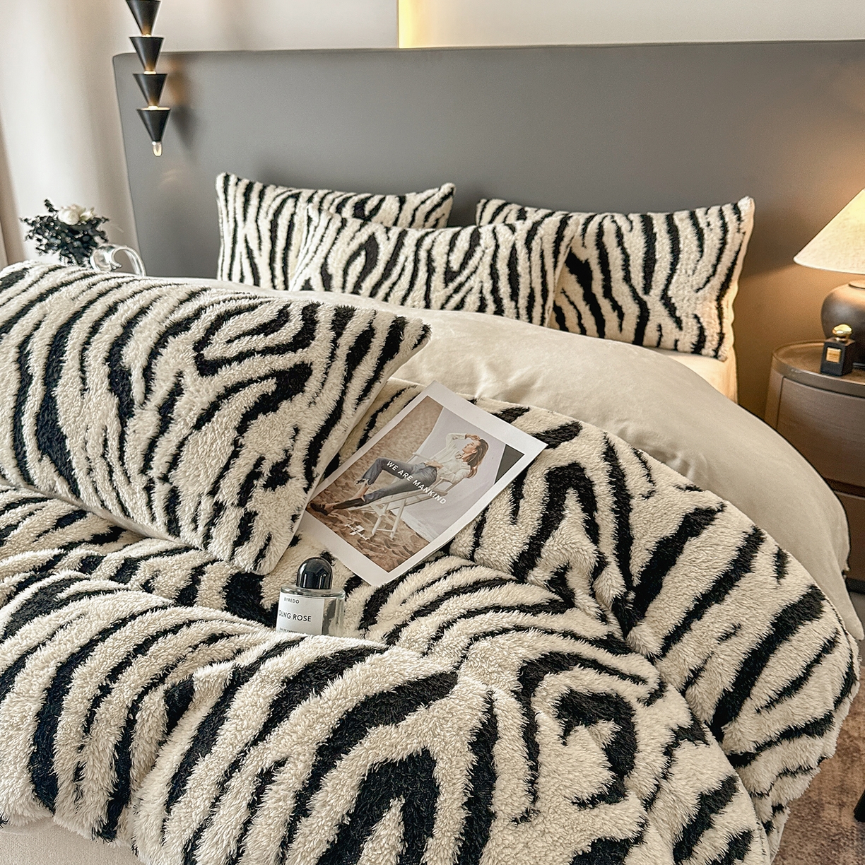 91家纺网 家纺一手货源 找家纺 七七家纺 2025新款牛奶绒微米绒毛绒保暖四件套-墨画系列 墨影斑马