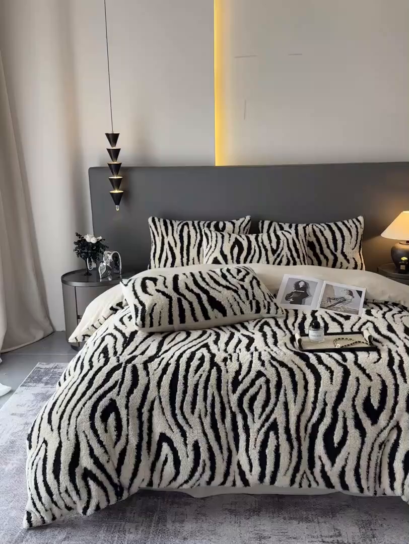 91家纺网 家纺一手货源 找家纺 七七家纺 2025新款牛奶绒微米绒毛绒保暖四件套-墨画系列 墨影斑马