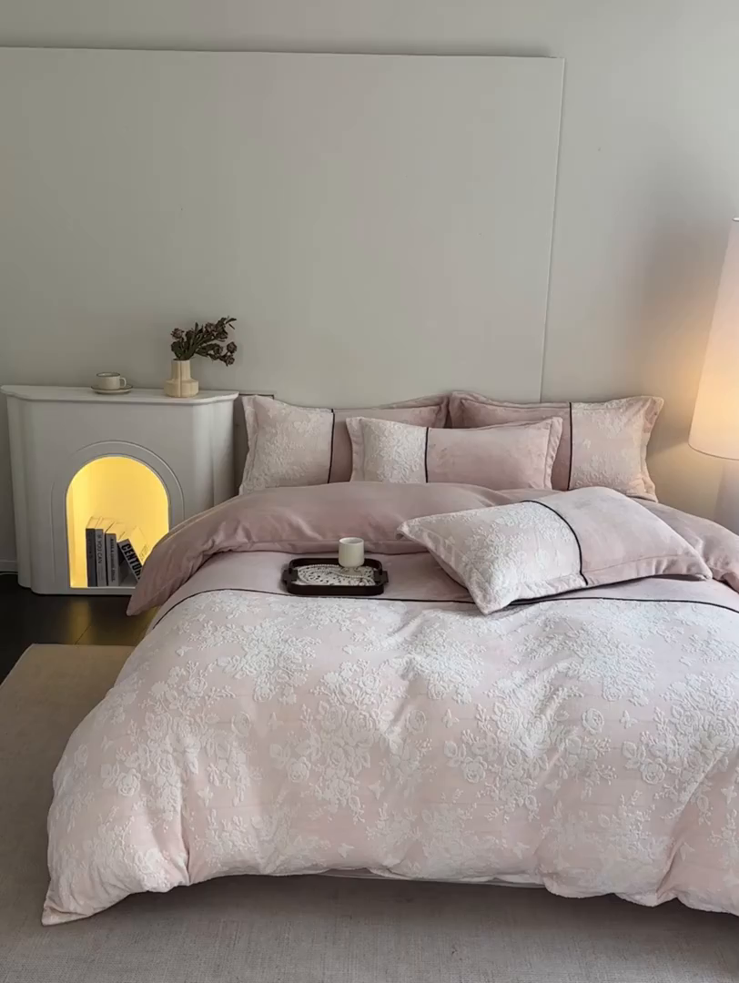 91家纺网 家纺一手货源 找家纺 诺梵家纺 2025新款拼接雕花牛奶绒四件套 邂逅-粉