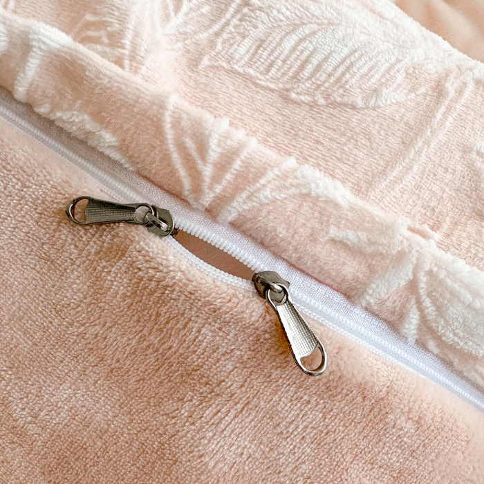 91家纺网 家纺一手货源 找家纺 诺梵家纺 2025新款拼接雕花牛奶绒四件套 温妮莎-粉