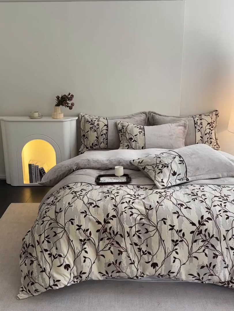 91家纺网 家纺一手货源 找家纺 诺梵家纺 2025新款拼接雕花牛奶绒四件套 布朗棕