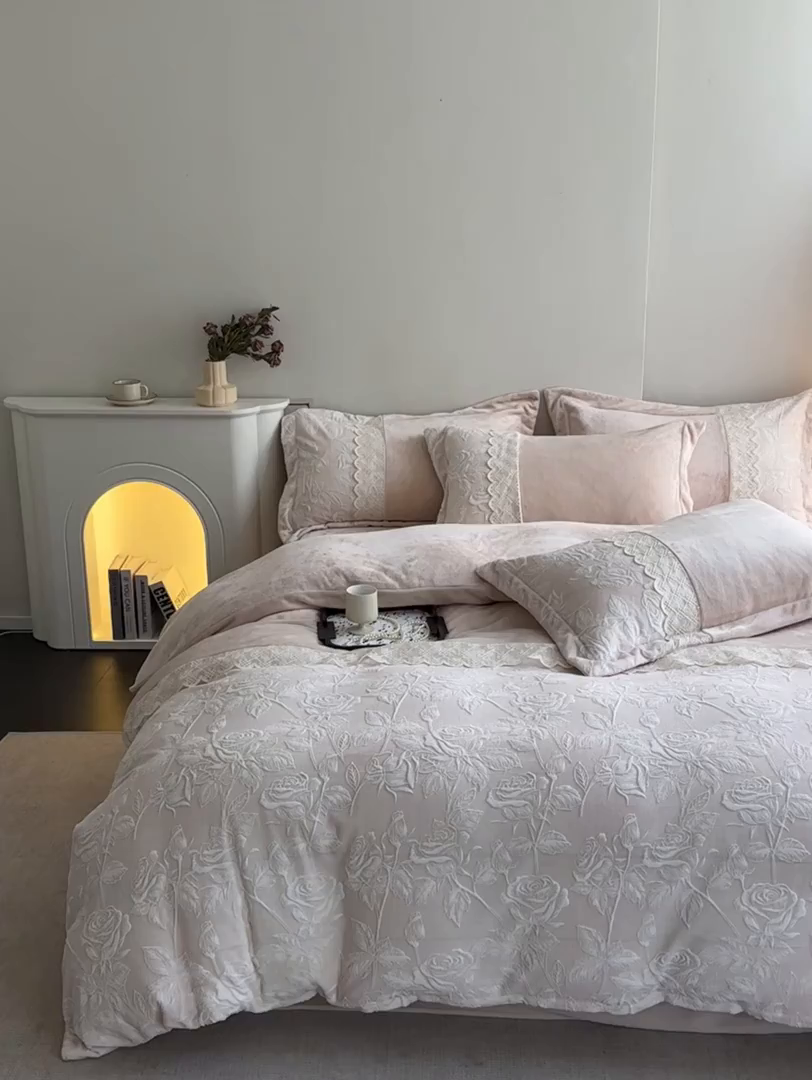 91家纺网 家纺一手货源 找家纺 诺梵家纺 2025新款拼接雕花牛奶绒四件套 温妮莎-粉