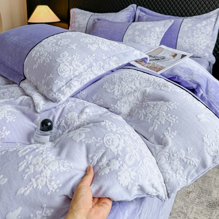 91家纺网 家纺一手货源 找家纺 诺梵家纺 2025新款拼接雕花牛奶绒四件套 邂逅-紫