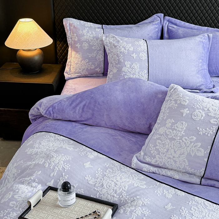 91家纺网 家纺一手货源 找家纺 诺梵家纺 2025新款拼接雕花牛奶绒四件套 邂逅-紫