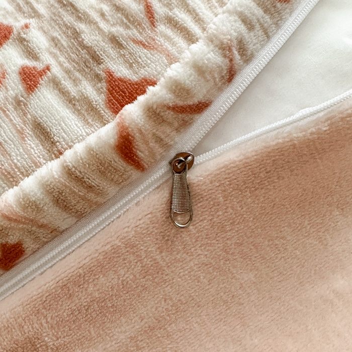 91家纺网 家纺一手货源 找家纺 诺梵家纺 2025新款拼接雕花牛奶绒四件套 纤枝逸-红