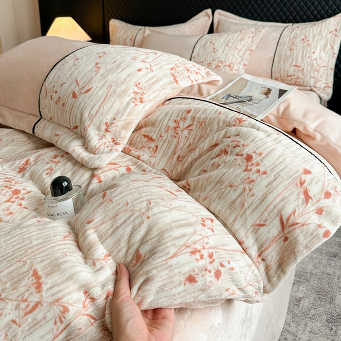 91家纺网 家纺一手货源 找家纺 诺梵家纺 2025新款拼接雕花牛奶绒四件套 纤枝逸-红