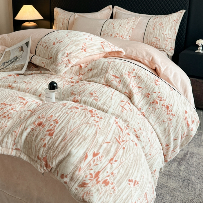 91家纺网 家纺一手货源 找家纺 诺梵家纺 2025新款拼接雕花牛奶绒四件套 纤枝逸-红