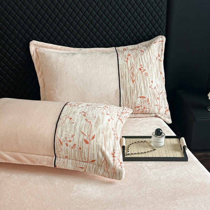 91家纺网 家纺一手货源 找家纺 诺梵家纺 2025新款拼接雕花牛奶绒四件套 纤枝逸-红