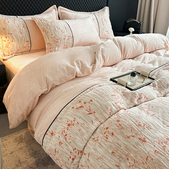 91家纺网 家纺一手货源 找家纺 诺梵家纺 2025新款拼接雕花牛奶绒四件套 纤枝逸-红