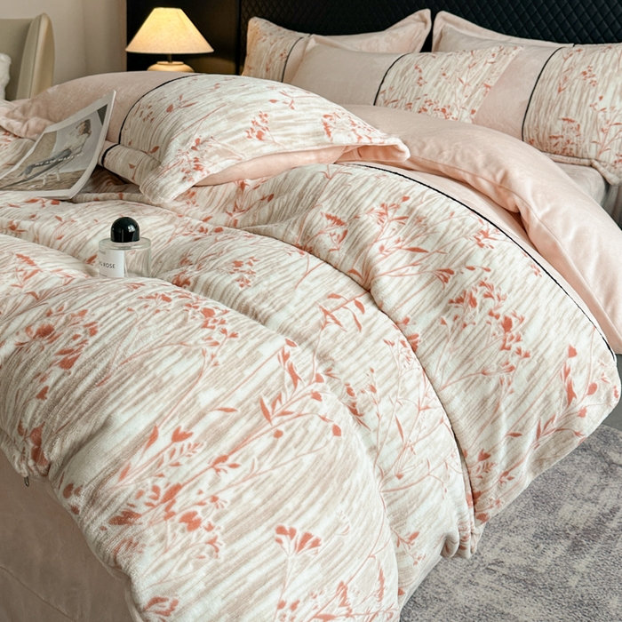 91家纺网 家纺一手货源 找家纺 诺梵家纺 2025新款拼接雕花牛奶绒四件套 纤枝逸-红