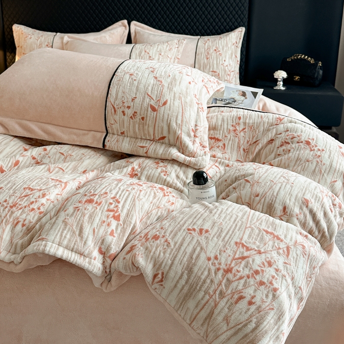 91家纺网 家纺一手货源 找家纺 诺梵家纺 2025新款拼接雕花牛奶绒四件套 纤枝逸-红