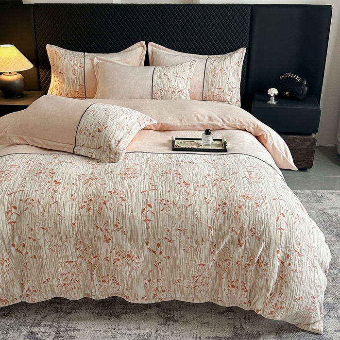 91家纺网 家纺一手货源 找家纺 诺梵家纺 2025新款拼接雕花牛奶绒四件套 纤枝逸-红