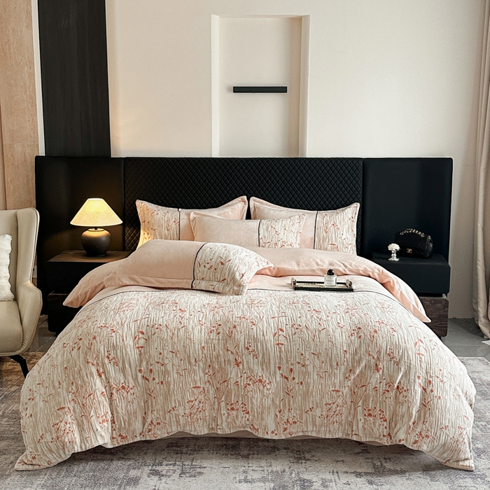 91家纺网 家纺一手货源 找家纺 诺梵家纺 2025新款拼接雕花牛奶绒四件套 纤枝逸-红