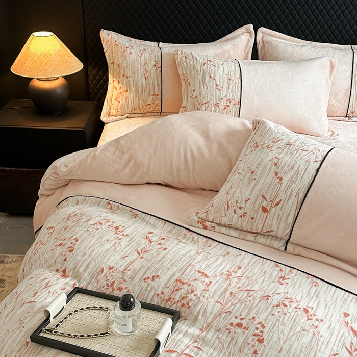 91家纺网 家纺一手货源 找家纺 诺梵家纺 2025新款拼接雕花牛奶绒四件套 纤枝逸-红