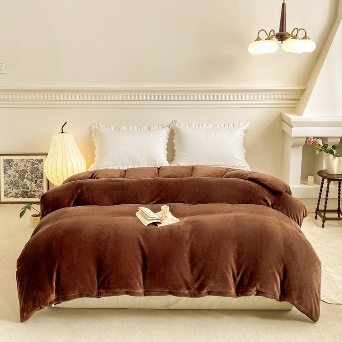 91家纺网 家纺一手货源 找家纺 富馨莱 2025新款牛奶绒纯色双拼被套 绒摩卡色