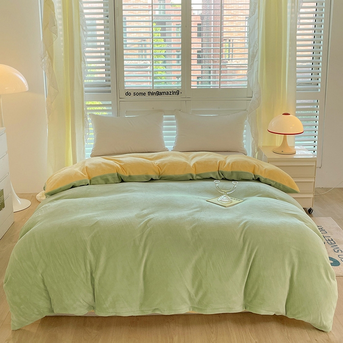 91家纺网 家纺一手货源 找家纺 富馨莱 2025新款牛奶绒纯色双拼被套 绒双拼果绿+奶昔黄