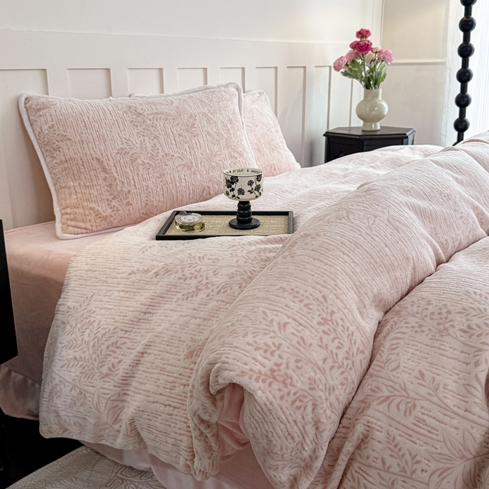 91家纺网 家纺一手货源 找家纺 （总）赛丽雅 2025新款包边雕花烂花牛奶绒四件套