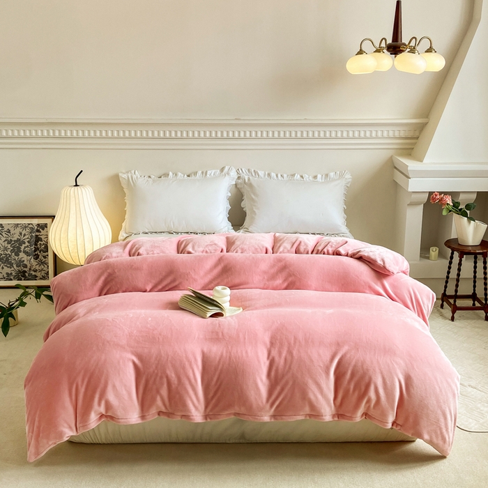 91家纺网 家纺一手货源 找家纺 富馨莱 2025新款牛奶绒纯色双拼被套 绒樱花粉