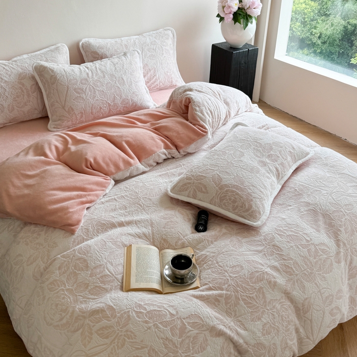 91家纺网 家纺一手货源 找家纺 赛丽雅 2025新款包边雕花烂花牛奶绒四件套 爱意浓