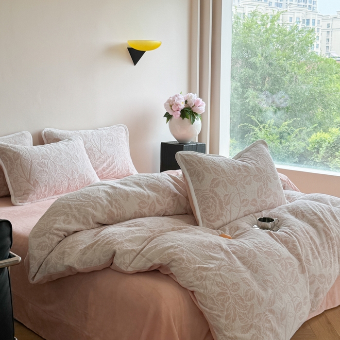 91家纺网 家纺一手货源 找家纺 赛丽雅 2025新款包边雕花烂花牛奶绒四件套 爱意浓