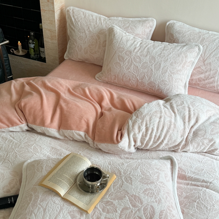 91家纺网 家纺一手货源 找家纺 赛丽雅 2025新款包边雕花烂花牛奶绒四件套 爱意浓