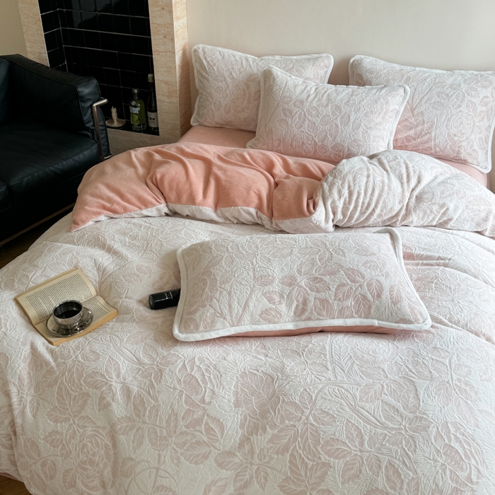 91家纺网 家纺一手货源 找家纺 赛丽雅 2025新款包边雕花烂花牛奶绒四件套 爱意浓