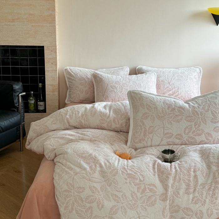 91家纺网 家纺一手货源 找家纺 赛丽雅 2025新款包边雕花烂花牛奶绒四件套 爱意浓