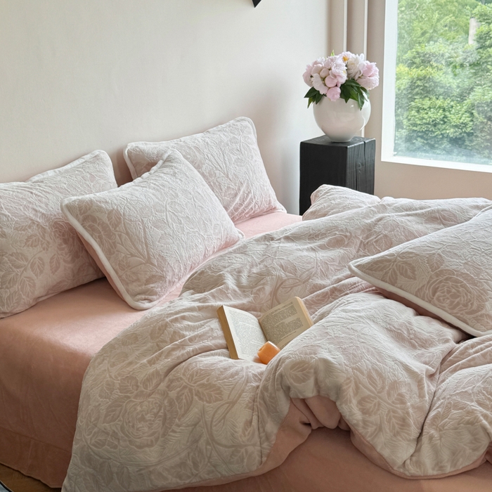 91家纺网 家纺一手货源 找家纺 赛丽雅 2025新款包边雕花烂花牛奶绒四件套 爱意浓