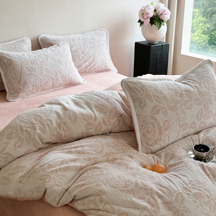 91家纺网 家纺一手货源 找家纺 赛丽雅 2025新款包边雕花烂花牛奶绒四件套 爱意浓